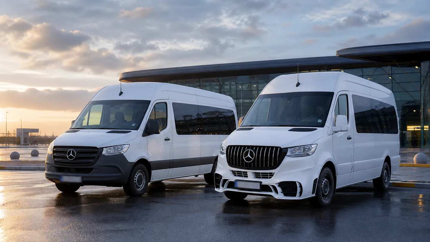 Два білі мікроавтобуси Mercedes Sprinter ComfortBus поруч на пероні терміналу вранці
